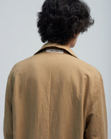 BED j.w. FORD "2days 1night – Beige" Soutien Collar Coat|ベッドフォード "2デイズ 1ナイト – ベージュ" ステンカラーコート メンズモデル着用
