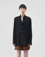 襟が内側に織り込まれたデザインのコットンシャツ