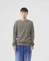 コットンとシルクの生地を使用したシンプルなニット