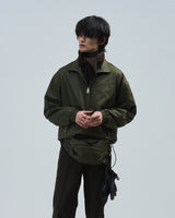 BED j.w. FORD "+ Bag – Olive" Nylon Pullover Jacket|ベッドフォード "プラスバッグ – オリーブ" ナイロンプルオーバージャケット メンズモデル着用