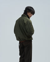 BED j.w. FORD "+ Bag – Olive" Nylon Pullover Jacket|ベッドフォード "プラスバッグ – オリーブ" ナイロンプルオーバージャケット メンズモデル着用