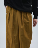 BED j.w. FORD "Over – Camel" Nylon Pants|ベッドフォード "オーバー – キャメル" ナイロンパンツ メンズモデル着用