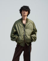 BED j.w. FORD "Strong Sleeves – Olive" MA-1｜ベッドフォード “ストロングスリーブス – オリーブ” MA-1 メンズモデル着用