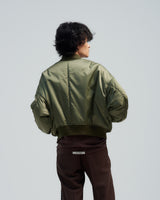 BED j.w. FORD "Strong Sleeves – Olive" MA-1｜ベッドフォード “ストロングスリーブス – オリーブ” MA-1 メンズモデル着用
