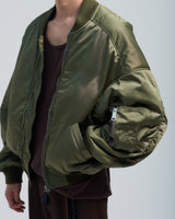 BED j.w. FORD "Strong Sleeves – Olive" MA-1｜ベッドフォード “ストロングスリーブス – オリーブ” MA-1 メンズモデル着用