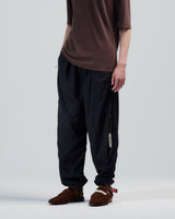 BED j.w. FORD "Training Days – Black" Nylon Pants｜ベッドフォード "トレーニングデイズ – ブラック" ナイロンパンツ メンズモデル着用
