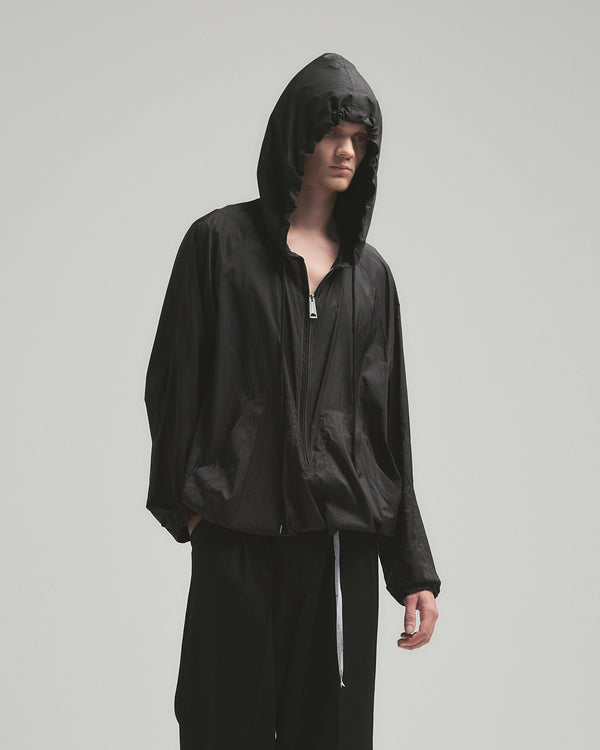 BED j.w. FORD "No specs – Black" Nylon Hoodie｜ベッドフォード "ノースペックス  – ブラック" ナイロンパーカー メンズモデル着用
