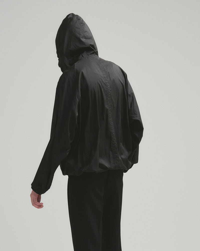BED j.w. FORD "No specs – Black" Nylon Hoodie｜ベッドフォード "ノースペックス  – ブラック" ナイロンパーカー メンズモデル着用