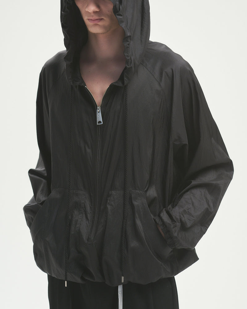BED j.w. FORD "No specs – Black" Nylon Hoodie｜ベッドフォード "ノースペックス  – ブラック" ナイロンパーカー メンズモデル着用