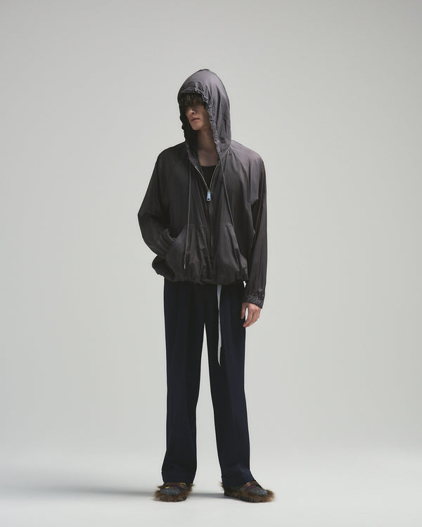 BED j.w. FORD "No specs – Gray" Nylon Hoodie｜ベッドフォード "ノースペックス  – グレー" ナイロンパーカー メンズモデル着用