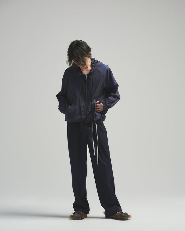 BED j.w. FORD "No specs – Navy" Nylon Hoodie｜ベッドフォード "ノースペックス  – ネイビー" ナイロンパーカー メンズモデル着用