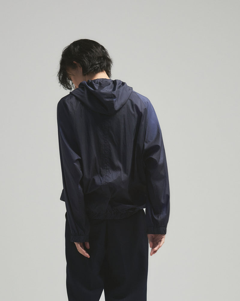 BED j.w. FORD "No specs – Navy" Nylon Hoodie｜ベッドフォード "ノースペックス  – ネイビー" ナイロンパーカー メンズモデル着用