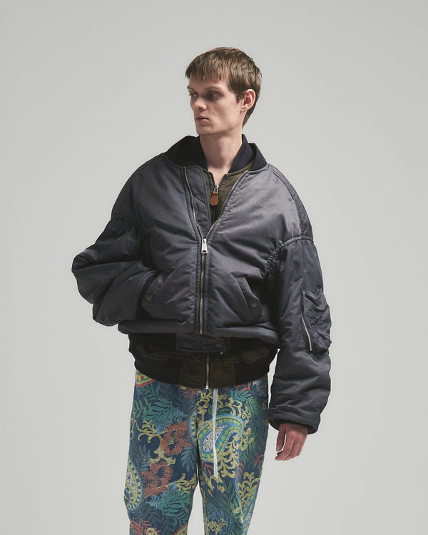 BED j.w. FORD "MA-1+1 – Navy” Layered MA-1 ｜ベッドフォード "エムエーワン+ワン – ネイビー” レイヤードMA-1 メンズモデル着用