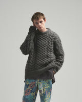 BED j.w. FORD "on holidays – Charcoal" Oversized Knit Sweater｜ベッドフォード "オンホリデーズ – チャコール" オーバーサイズニットセーター メンズモデル着用