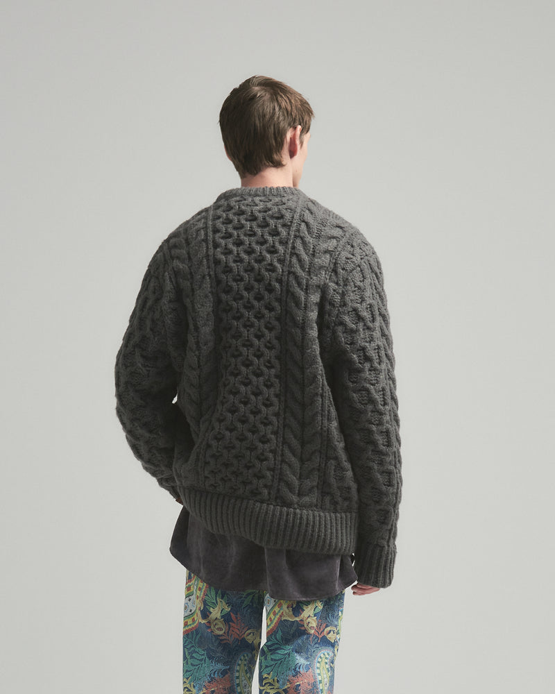 BED j.w. FORD "on holidays – Charcoal" Oversized Knit Sweater｜ベッドフォード "オンホリデーズ – チャコール" オーバーサイズニットセーター メンズモデル着用