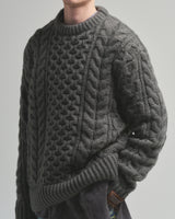 BED j.w. FORD "on holidays – Charcoal" Oversized Knit Sweater｜ベッドフォード "オンホリデーズ – チャコール" オーバーサイズニットセーター メンズモデル着用
