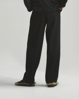 BED j.w. FORD "(AE)-Three – Black” 3tuck Slacks ｜ベッドフォード “(エーイー)スリー – ブラック” 3タックスラックス メンズモデル着用