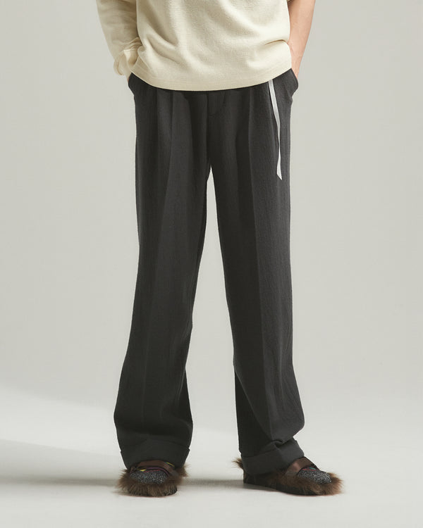 BED j.w. FORD "(AE)-Three – Gray” 3tuck Slacks ｜ベッドフォード “(エーイー)スリー – グレー” 3タックスラックス メンズモデル着用