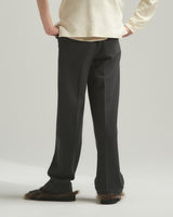 BED j.w. FORD "(AE)-Three – Gray” 3tuck Slacks ｜ベッドフォード “(エーイー)スリー – グレー” 3タックスラックス メンズモデル着用