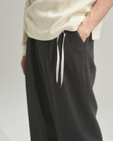 BED j.w. FORD "(AE)-Three – Gray” 3tuck Slacks ｜ベッドフォード “(エーイー)スリー – グレー” 3タックスラックス メンズモデル着用
