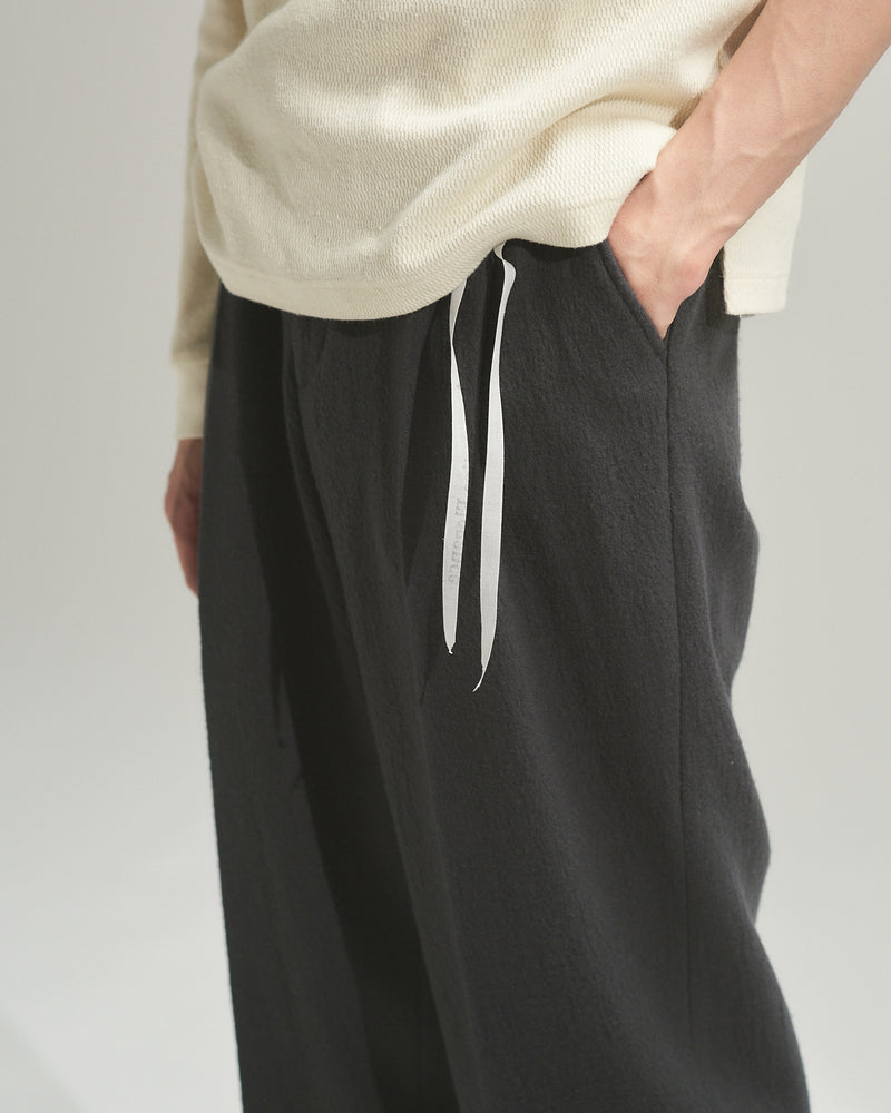 BED j.w. FORD "(AE)-Three – Gray” 3tuck Slacks ｜ベッドフォード “(エーイー)スリー – グレー” 3タックスラックス メンズモデル着用