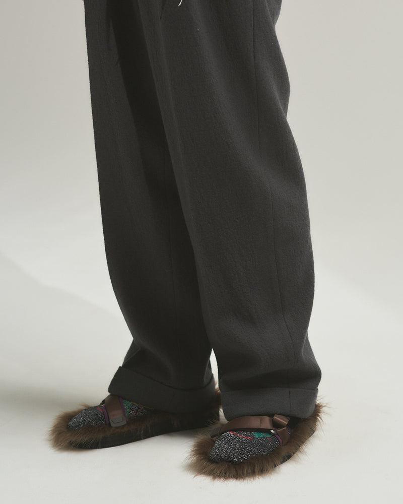 BED j.w. FORD "(AE)-Three – Gray” 3tuck Slacks ｜ベッドフォード “(エーイー)スリー – グレー” 3タックスラックス メンズモデル着用