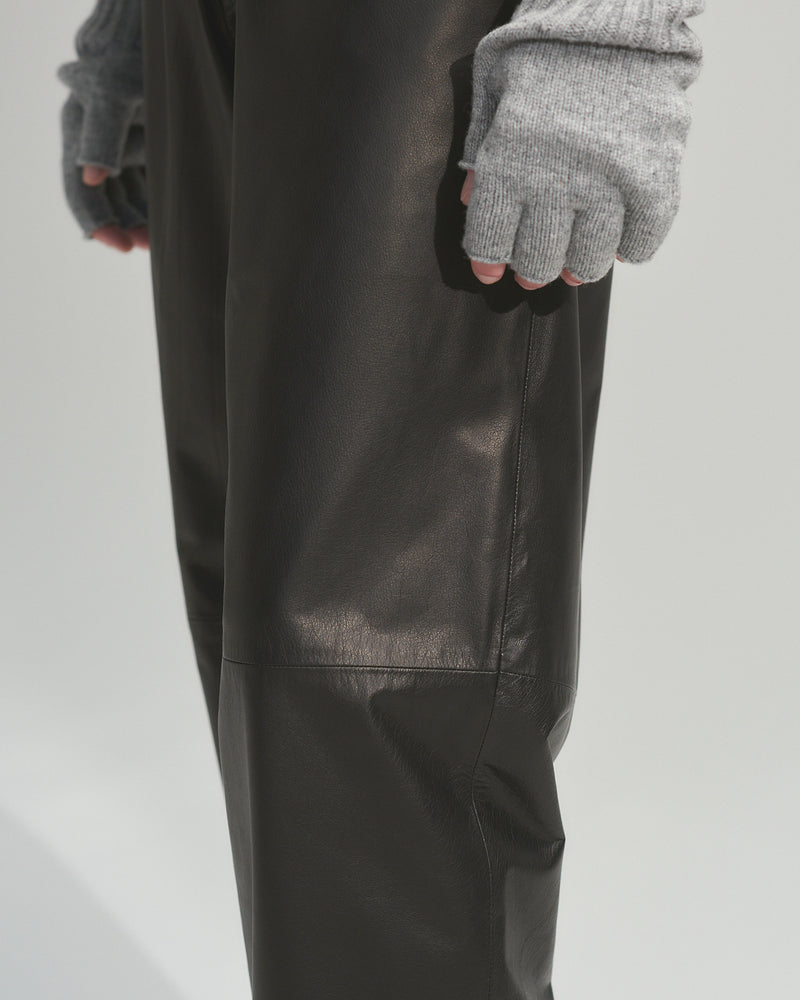 BED j.w. FORD "Not Training – Black” Leather Track Pants｜ベッドフォード "ノットトレーニング – ブラック” レザートラックパンツ メンズモデル着用
