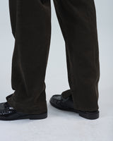 BED j.w. FORD "H&H – Brown" Asymmetry Trousers｜ベッドフォード "ハーフ&ハーフ – ブラウン" アシンメトリーパンツ メンズモデル着用
