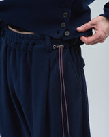 BED j.w. FORD "The Real – Navy" Sweat Pants｜ベッドフォード "ザ リアル – ネイビー" スウェットパンツ メンズモデル着用