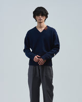 BED j.w. FORD "Repair – Navy" V-neck Sweater｜ベッドフォード "リペア – ネイビー" Vネックセーター メンズモデル着用