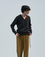 BED j.w. FORD "Repair – Charcoal" V-neck Sweater｜ベッドフォード "リペア – チャコール" Vネックセーター メンズモデル着用